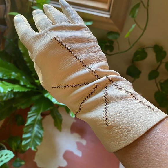 SOLD 🚫 Vintage 1970s Deer Skin Gloves | Gorgeous! | Ladies 7 - Picture 2 of 10